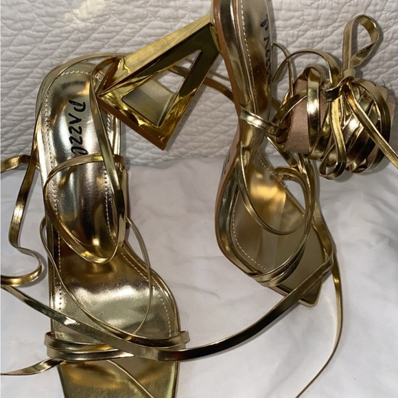 Look no further for the perfect shoes to go with your outfit!! Unique Wraps Gold - Picture 3 of 9